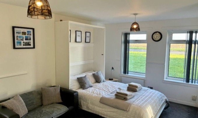 Airth Apartment | Modern apartment in Stenhousemuir with stunning views