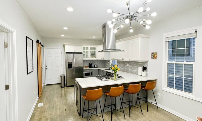 Edgewater Apartment | Modern Apartment on Quiet Street in Andersonville