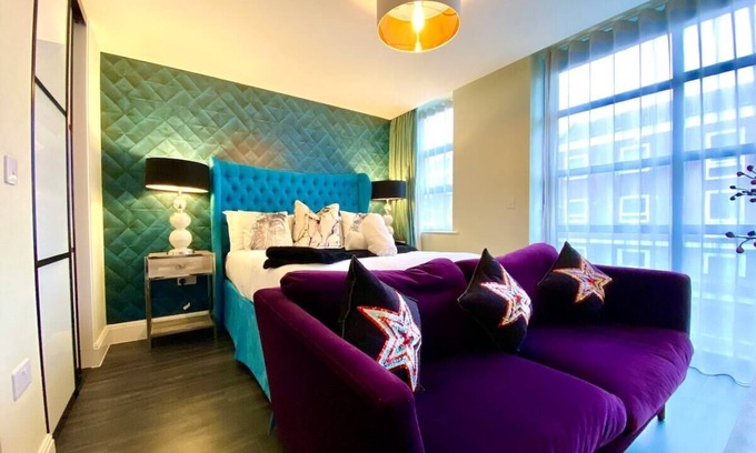 Poole Apartment | Modern Apartment -Parking & WiFi