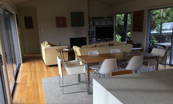 Kuaotunu House | Modern Bach - level 5 minute walk to Kuaotunu Beach