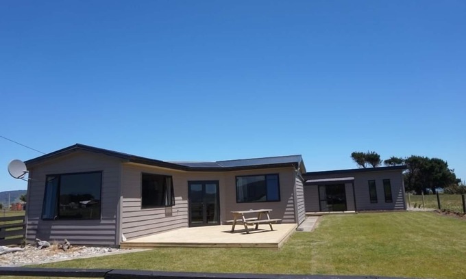 Orepuki House | Modern bach located between the sea and bush in Orepuki