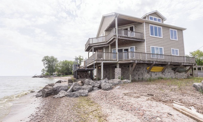 North Greece House | Modern beach front house on Lake Ontario, 2-bedroom, AC & WiFi in lovely Hilton.