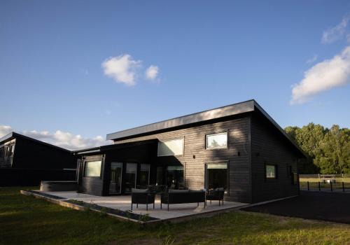 Ryssby Villa | Modern boende med sjöutsikt