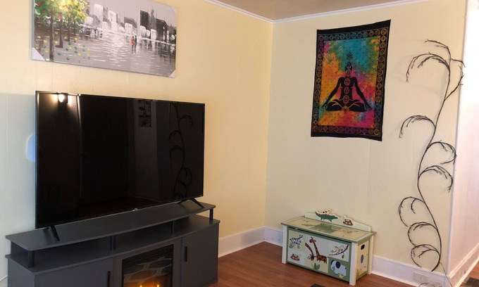 Schenectady Apartment | Modern-Bohemian quarters - King Bed-Washer/Dryer