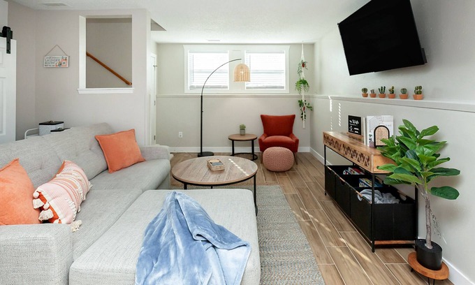 Des Moines House | Modern Boho Townhome w/Hidden Reading Nook Near Downtown Des Moines!