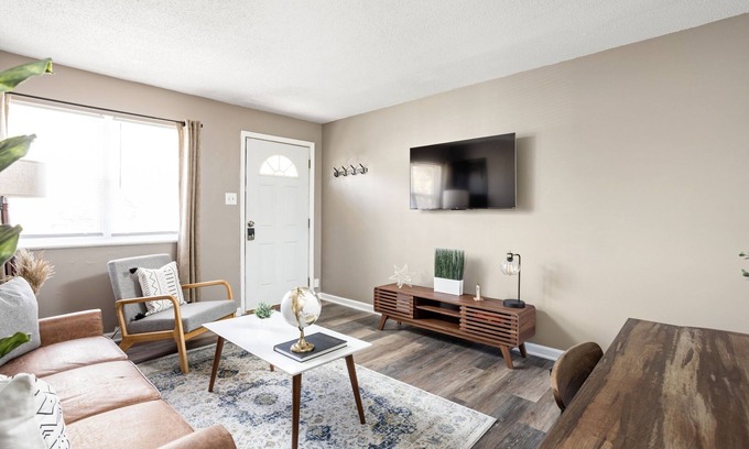 Wayne House | Modern Boho Villas 10 min Airpt./Speedway