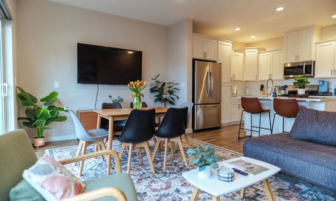 South Gateway House | Modern + Bright South Salem Townhouse with King Bed + Game Room