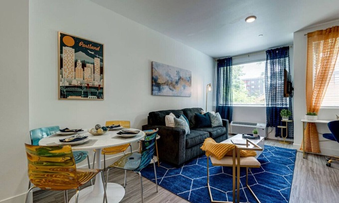 King Apartment | Modern & Bright Studio, Fast WiFi, Walkable to NE Portland Neighborhoods, Alberta Arts/Williams District