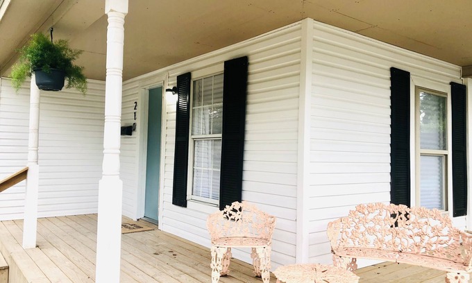 Tahlequah House | Modern bungalow in the heart of downtown Tahlequah