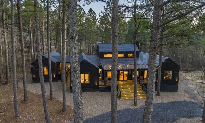 Broken Bow Cabin | Modern cabin-2 minute walk to Restaurants & Entertainment!