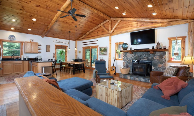 Chestertown Cabin | Modern Cabin w/Hot Tub-Minutes to Lakes & Skiing