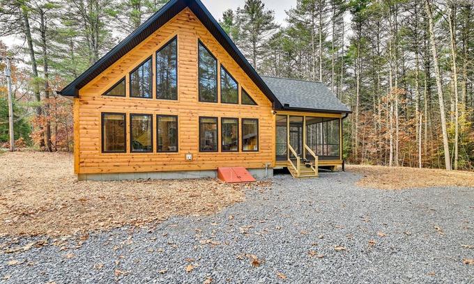 Gloversville Cabin | Modern Cabin w/Hot Tub & Sacandaga Lake Access!