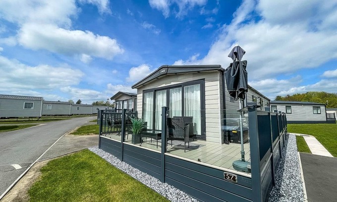 Saxmundham House | Modern caravan with large decking area and WiFi, ref 60057CH