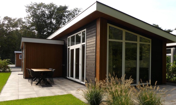 Oldebroek Ski Chalet | Modern chalet with beautiful garden, located in a holiday park by the forest