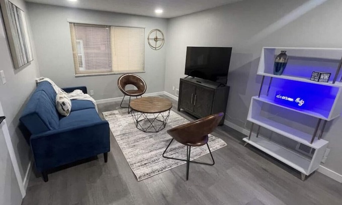 Franklin Park Apartment | Modern Chic in Old Town East