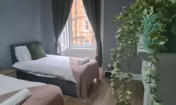 Restalrig Apartment | Modern City side 3 bed with free parking