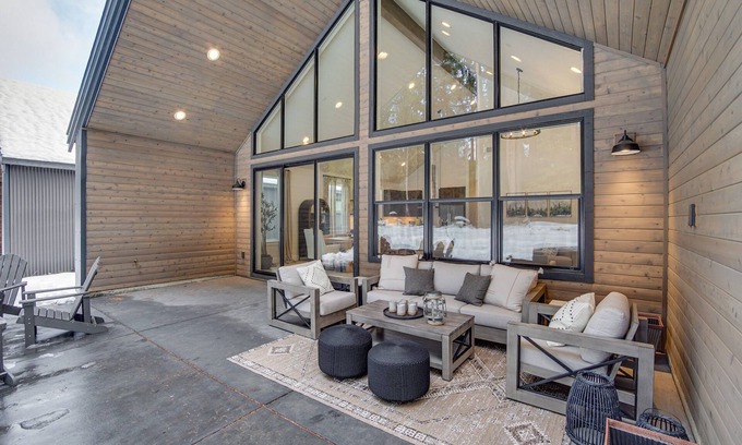 Roslyn Cabin | Modern Cle Elum Vacation Rental w/Private Hot Tub