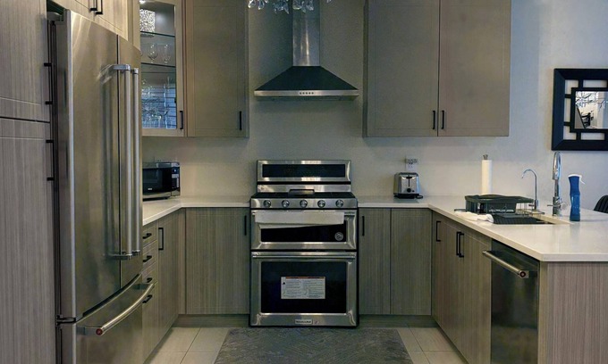 East Gwillimbury House | Modern, Clean place, Free Parking, Quiet Area, New! Super Clean Stay, Near Parks