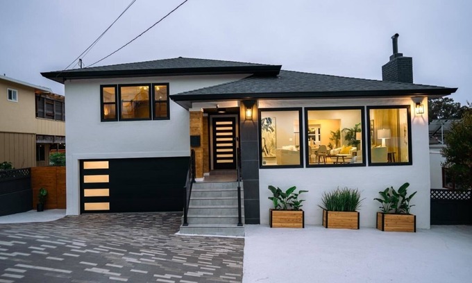 Edgemar - Pacific Manor House | Modern Coastal Retreat with Ocean Views with pool table up to 19 guests