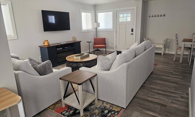Victor House | Modern Comfort in Downtown Victor