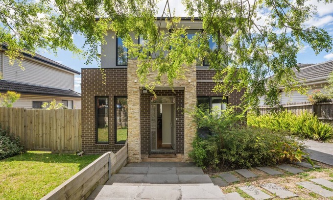 Nunawading House | Modern Comfort townhouse near BoxHill
