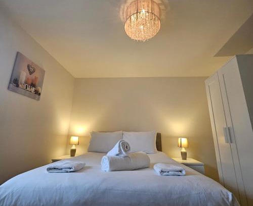 Radbourne House | Modern Comfy 3 Bed Home - Free 2 space driveway and free road parking