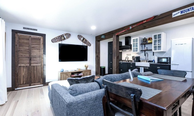 Waterbury Center Condo | Modern Condo - King Bed- 8 Mins to Downtown Stowe