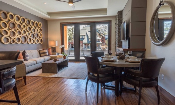 South Lake Tahoe Condo | Modern Condo Near the Marina + Gondola | Fireplace
