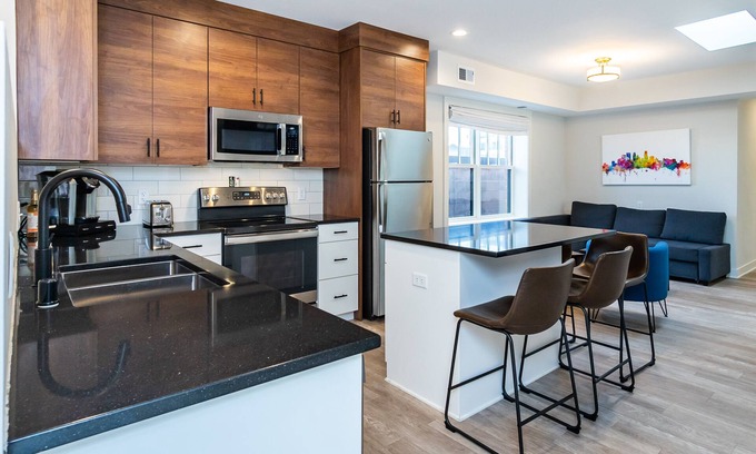 Lyn-Lake Condo | Modern condo #Self checkin #CityLife #Location #Rooftop Deck
