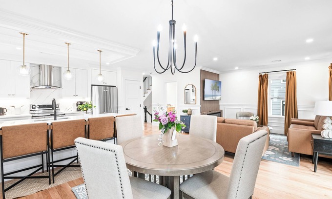 Forest Hills - Woodbourne House | Modern Condo | Walk-Out Basement | Near Train