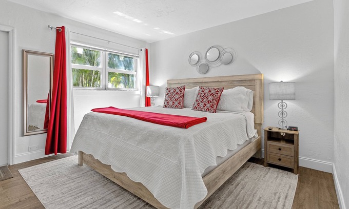 Pineapple Grove Arts District Apartment | Modern Condo Walk to Restaurants & Shops, Bike to Beach, Beach Chairs & Bikes