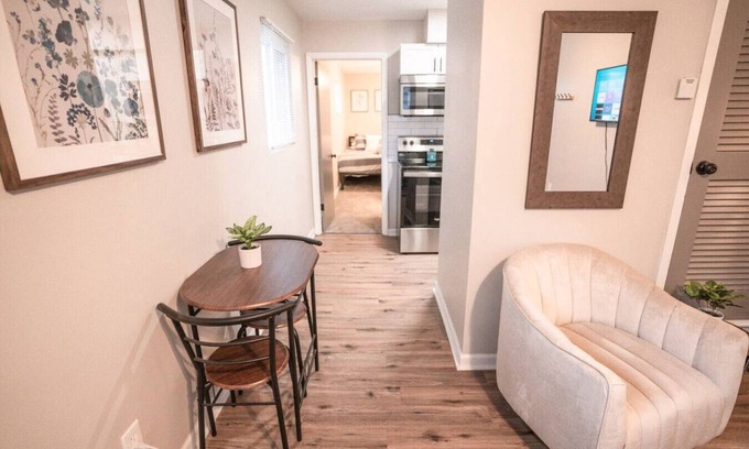 Franklin Park Apartment | Modern Convenience ! Near Franklin Park! 1 BR Apt!