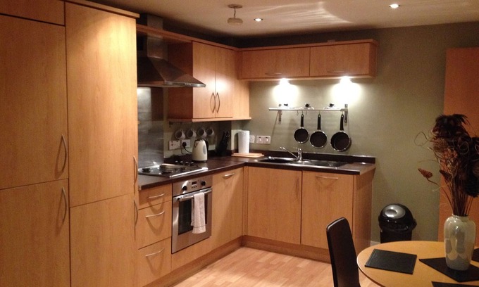 Nottingham City Centre Apartment | Modern, convenient, 2 bed apartment with parking close to the train station.