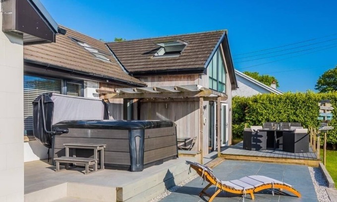St. Hilary House | Modern & Cosy Home with Hot-Tub, 5min drive to Beach, ideal for large families.