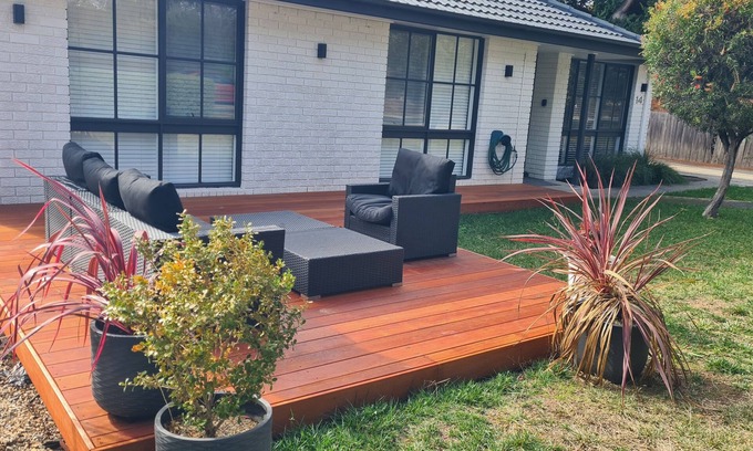 Kambah House | Modern, cosy, pet friendly house (3 bedrooms/2 bathrooms)