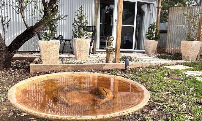 Strathalbyn Bed & Breakfast | Modern, cosy, studio retreat. 32 square metres of living. Easy access to town.