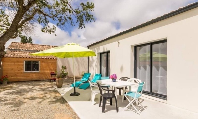 Chaumes-en-Retz Cottage | Modern Cottage Near Sea with Private Garden & Garage