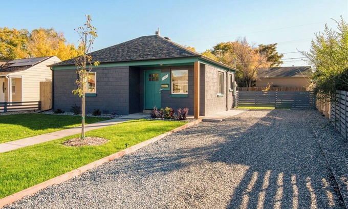 North Aurora House | Modern Cottage near Hospital