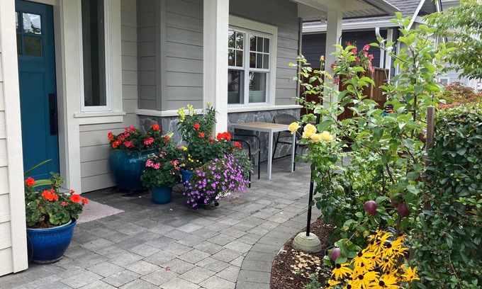 Sidney House | Modern Cottage-Style House Close to all Amenities and the Ocean in Sidney BC.