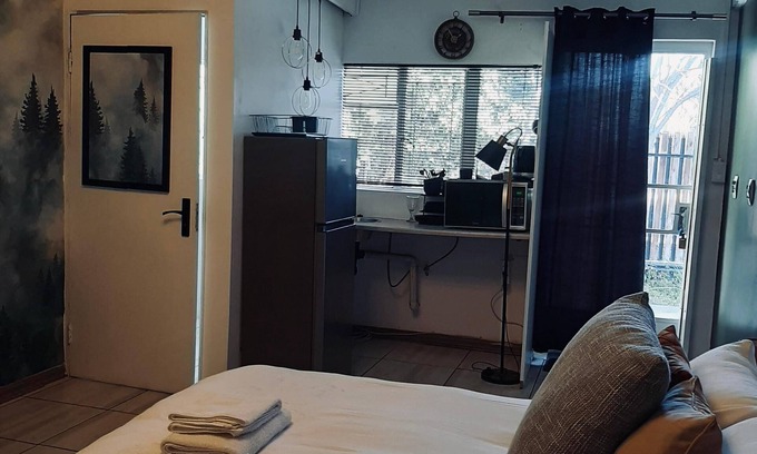 Bloemfontein House | Modern Cozy Bachelors Pad in the Heart of Bloemfontein. Pet friendly