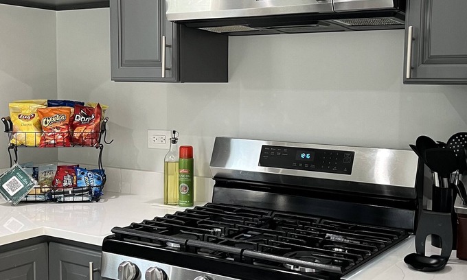 DeKalb House | Modern, Cozy, Getaway Home in Dekalb - 5 mins away from NIU