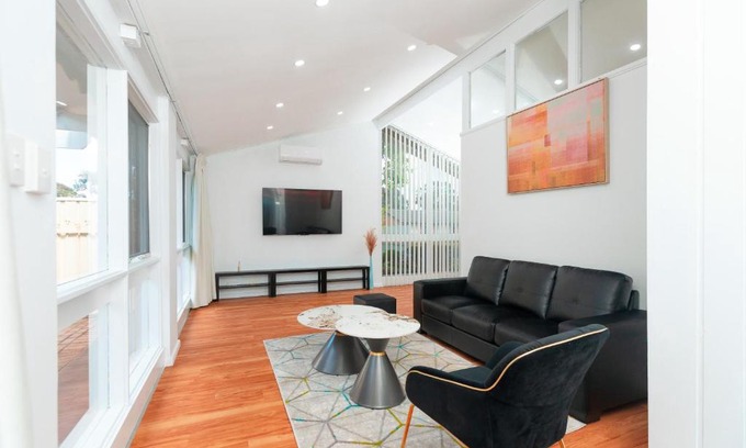 Paradise Villa | Modern Cozy Retreat-4Bedroom, Full Kitchen, Coffee Machine, Cot, Pets allowed-Fully Fenced,FreeWifi, Netflix, 2TV