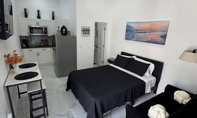 Sulphur Springs Apartment | Modern & Cozy Studio— Stylish ComfortnAwaits