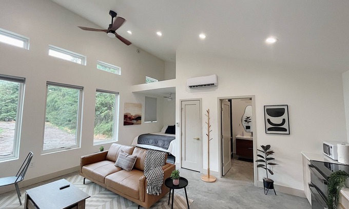 Wichita House | Modern & Cozy Studio W/Large Shower & WasherDryer