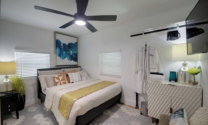 Galindo House | Modern, Cozy, & Stylish Downtown Retreat - 5 Star Location & Amenities!