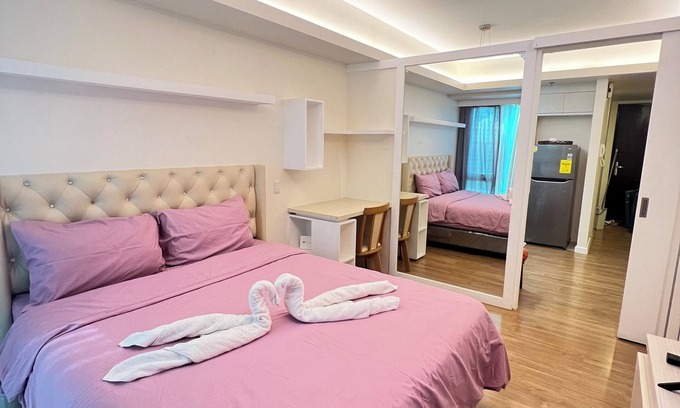 Poblacion District Condo | Modern deluxe studio unit Abreeza Place, with WiFi/Netflix in Davao City