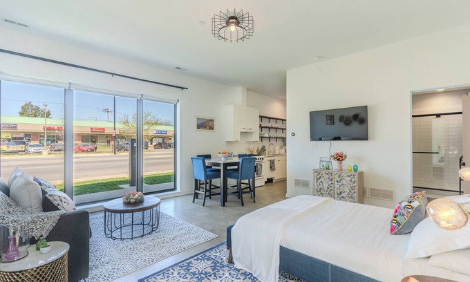 Oak Park Apartment | Modern Deluxe Studio Suite in lovely Oak Park!