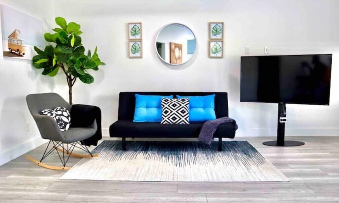 Surrey House | Modern Downtown Escape