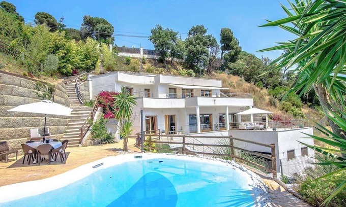 Sant Cebria de Vallalta Villa | Modern Mestral - a few km to the beach!