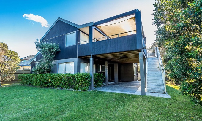 Pauanui House | Modern family beach house